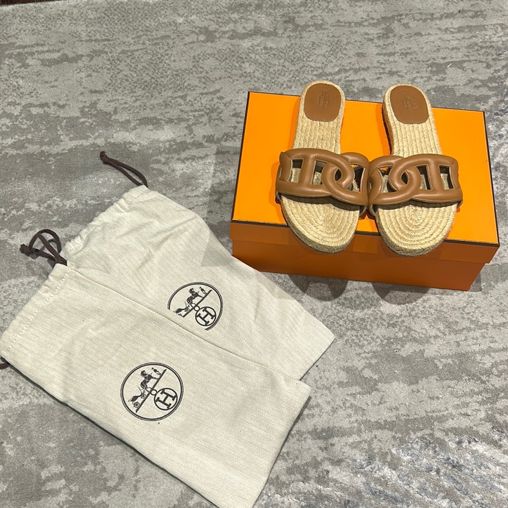 HERMES Aloha sandals. Hardly worn. Dust bags included SIZE 38